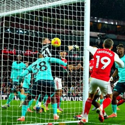 Dois autogolos ajudam Arsenal a manter a liderança