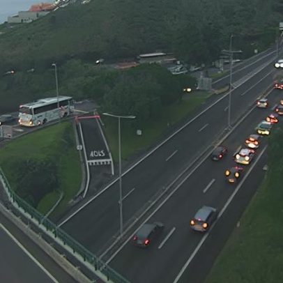 Tráfego intenso congestiona via rápida