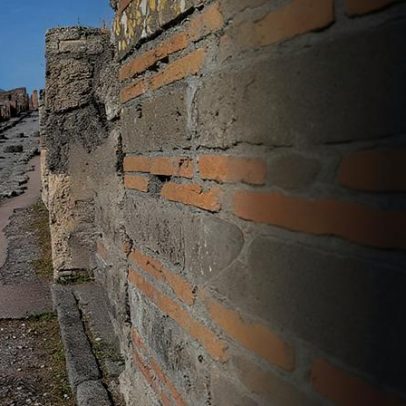 Muralha inacabada em Pompeia revela novas pistas sobre betão na Roma Antiga
