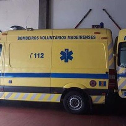 Bombeiros entram em habitação para socorrer idosa