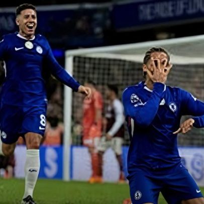 Batalha campal na área do Aston Villa termina com golo do Chelsea
