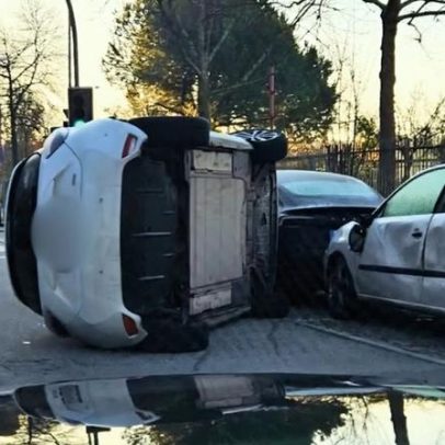 Carro despenha-se em Famalicão, atinge viaturas estacionadas e fica tombado