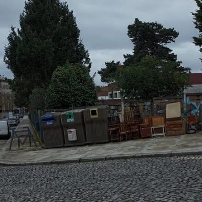Mesas, cadeiras e aspiradores abandonados na via pública em Famalicão