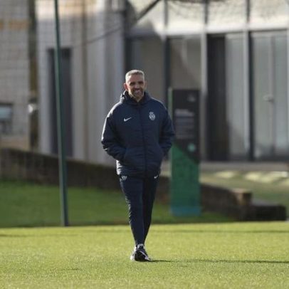 Daniel Bragança chega ao treino sob aplausos dos colegas