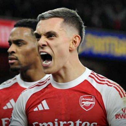 Arsenal vence após dois autogolos do adversário