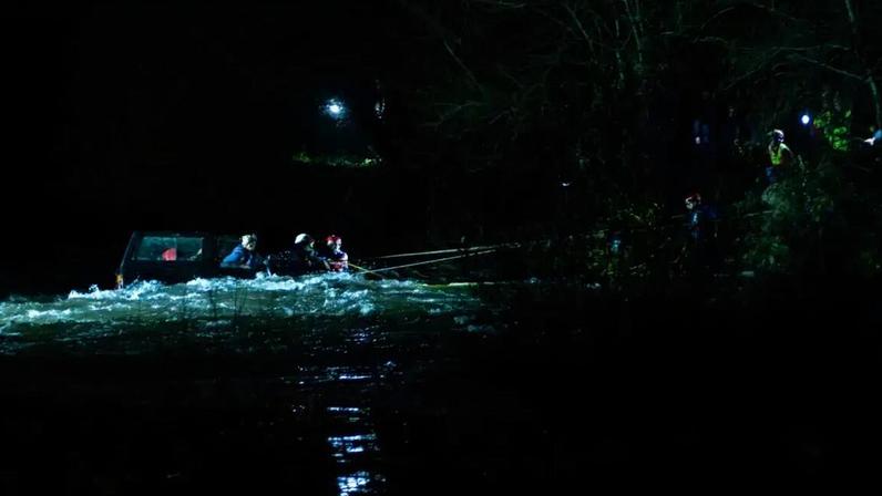 Cinco pessoas foram resgatadas de jipe que ficou parcialmente submerso no rio Ferreira; Foto: André Rolo