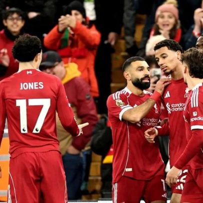 Campeão retorna e surge a caminhar de mão dada com Salah