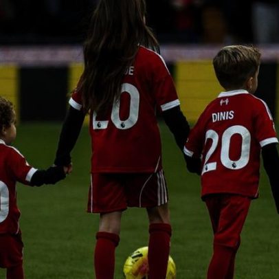 Filhos de Diogo Jota sobem ao relvado em Anfield antes do duelo Liverpool-Wolverhampton