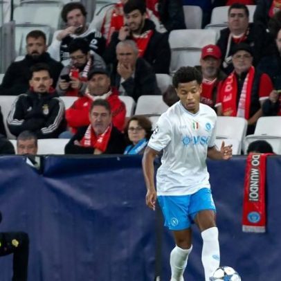 David Neres agita o Napoli enquanto centrais veem os passes