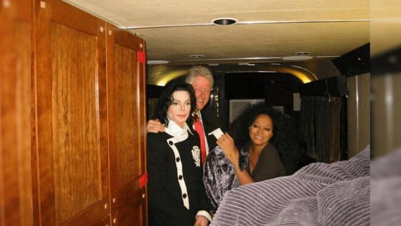 Ficheiros de Epstein mostram Clinton em jacuzzi e festas com Jagger