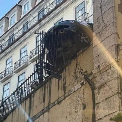 Carro despista-se em Lisboa e fica pendurado a dois andares