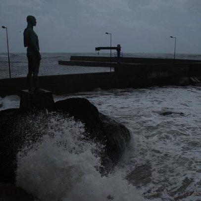 Cinco pessoas arrastadas por onda na Madeira são resgatadas