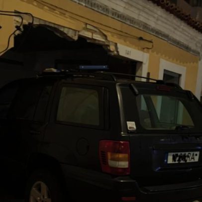 Carro entra em casa após acidente