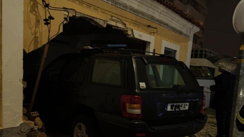 Carro entra em casa após acidente