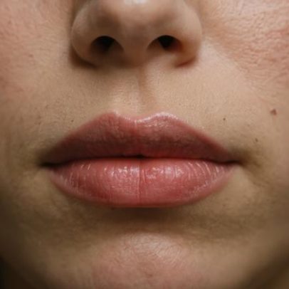 Lábios com iluminador: técnicas realistas para volume natural