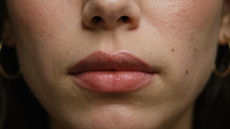 Lábios com iluminador: técnicas realistas para volume natural