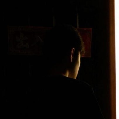 Mulher detida por manter filho com deficiência acorrentado às escuras por anos