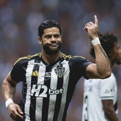 Hulk prova que sabe marcar golaços em vídeo