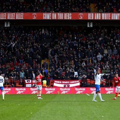 Emergência médica nas bancadas suspende jogo na Inglaterra
