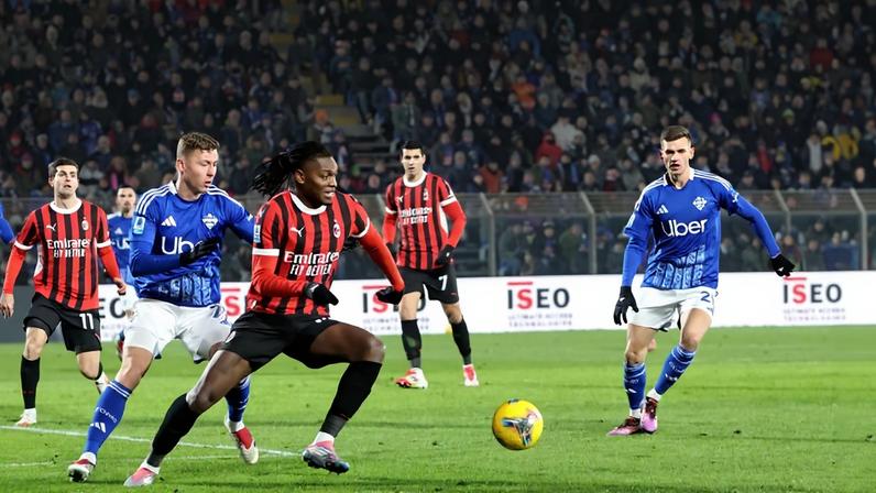 Rafael Leão enfrentando o Como na época 2024/25