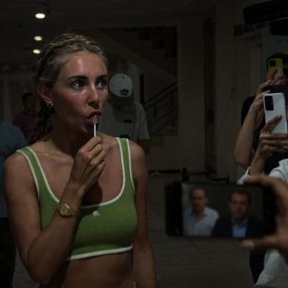 Estrela britânica da indústria adulta deportada de Bali por multa de trânsito