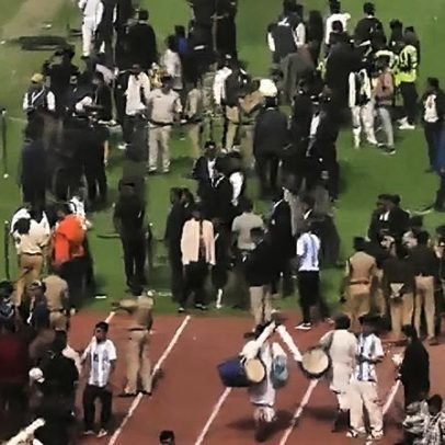 Aparecimento de Messi provoca tumulto entre fãs com cadeiras e garrafas a voar