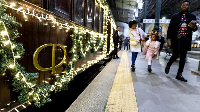 O comboio hsitórico vestiu-se de Natal para regozijo de todos numa viagem até Ermesinde (Carlos Carneiro)
