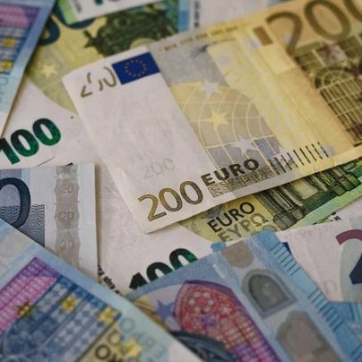 Euro mantém ganhos e fica acima de 1,16 dólares