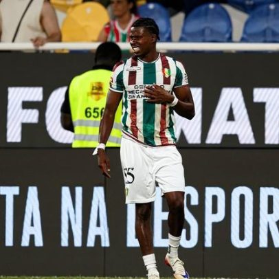 Reforço do Benfica faz hat-trick no Dragão e causa estragos na Liga