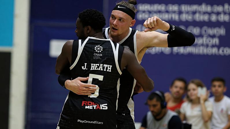 Jay Heath Jr (n.º 5) e Jackson Stormo celebram a difícil vitória em Queluz