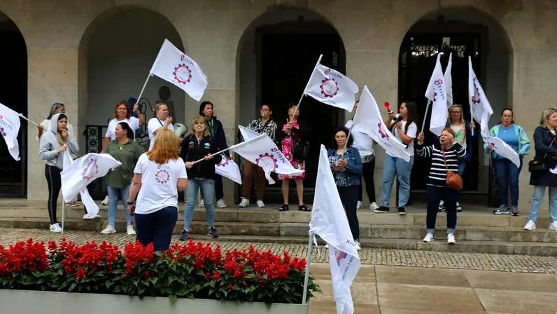 Funcionárias manifestaram-se em frente à câmara no ano passado