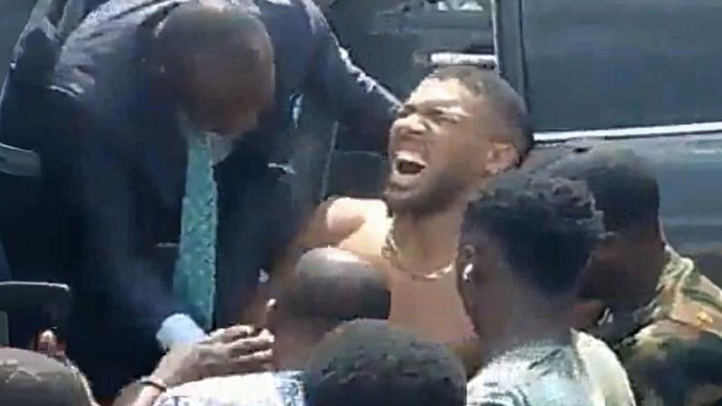 Joshua returado de carro acidentado na Nigéria