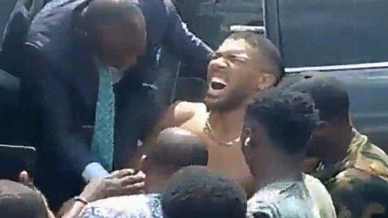 Joshua returado de carro acidentado na Nigéria