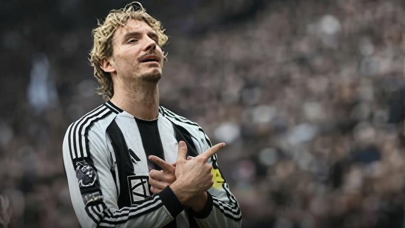 Woltemade garante vitória no dérbi com dois golos frente ao Chelsea