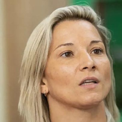 Telma Monteiro namora judoca grega e partilha beijo na praia