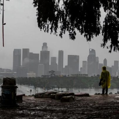 Chuva na Califórnia provoca 2 mortes, inundações e derrocadas