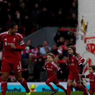 Liverpool e Wolverhampton unem-se para celebrar Jota