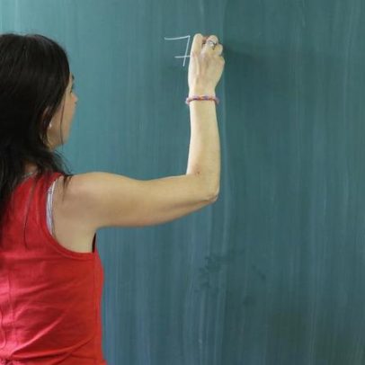 Professores impedidos de lecionar após alegação de indução em erro