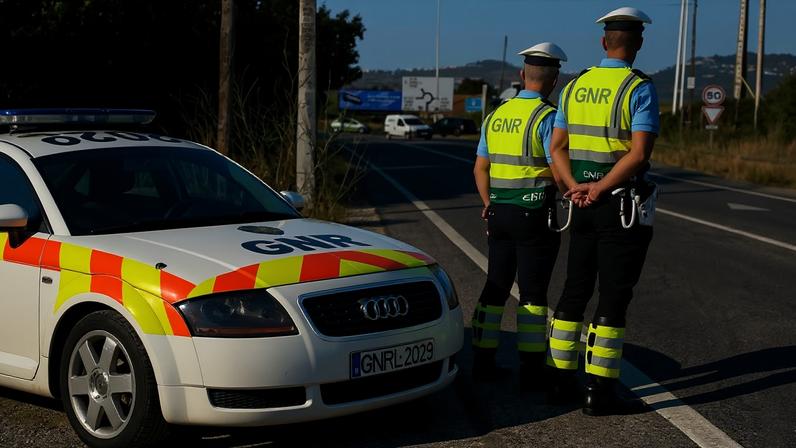 Nove mortos e mais de duas centenas de detenções por álcool nas estradas no arranque do Ano Novo