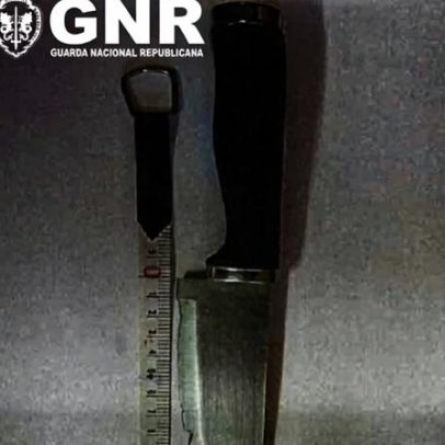 Parado numa operação stop, levava arma proibida no veículo