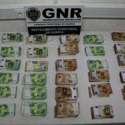 GNR apreende dois homens com 505 mil euros em notas falsas na Guarda