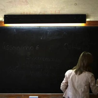 Professora obrigada a lecionar em biblioteca por amianto