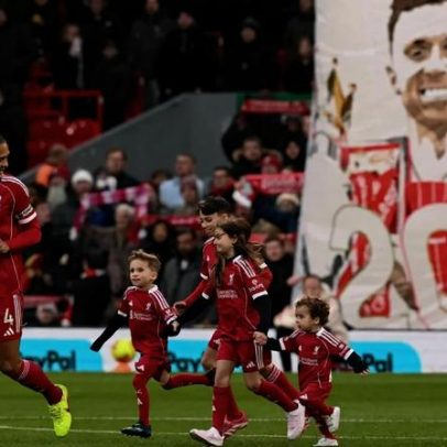 Filhos mais velhos de Diogo Jota sobem ao relvado de Anfield em memória do pai