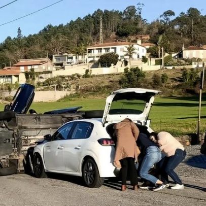 Carro tomba após colisão em Barcelos; dois feridos