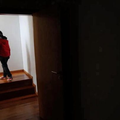 Detido para cumprir pena por agredir e insultar mulher em frente às filhas menores