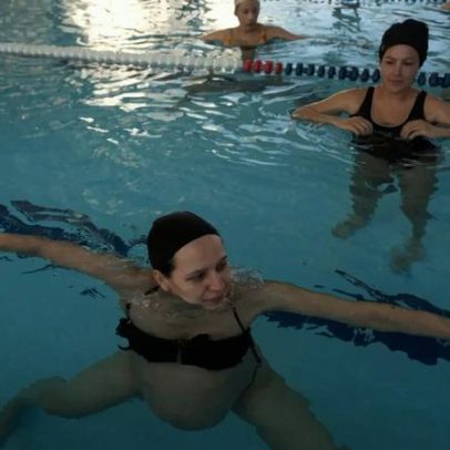 Grávidas fazem exercícios na água para ajudar a preparar o parto