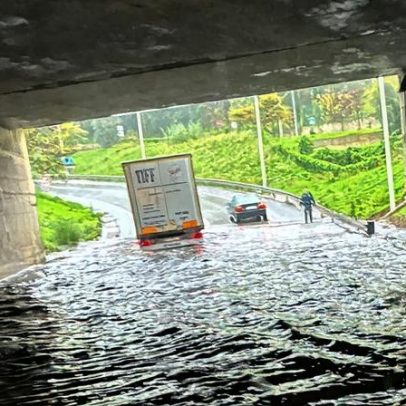 Chuva inunda viaduto que liga Vila Franca de Xira a Samora Correia