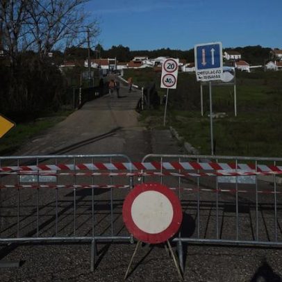Ponte militar instável obrigou o corte de estrada na Parreira