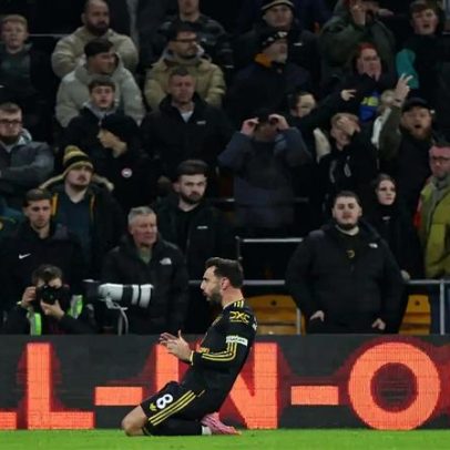 Manchester United goleia Wolves com bis de Bruno Fernandes