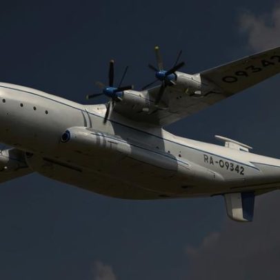 Avião militar russo despenha-se com sete tripulantes a bordo